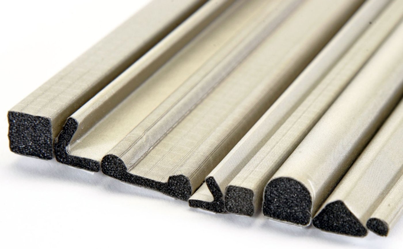 Emiconta fabric-over-foam EMI ekranlama contaları — çeşitli kesit profillerinde ürün örnekleri